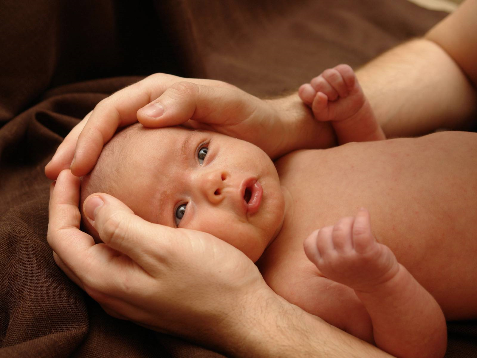 العناية بالمولود و حديث الولادة