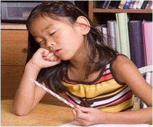 طفل ينام كثيراً