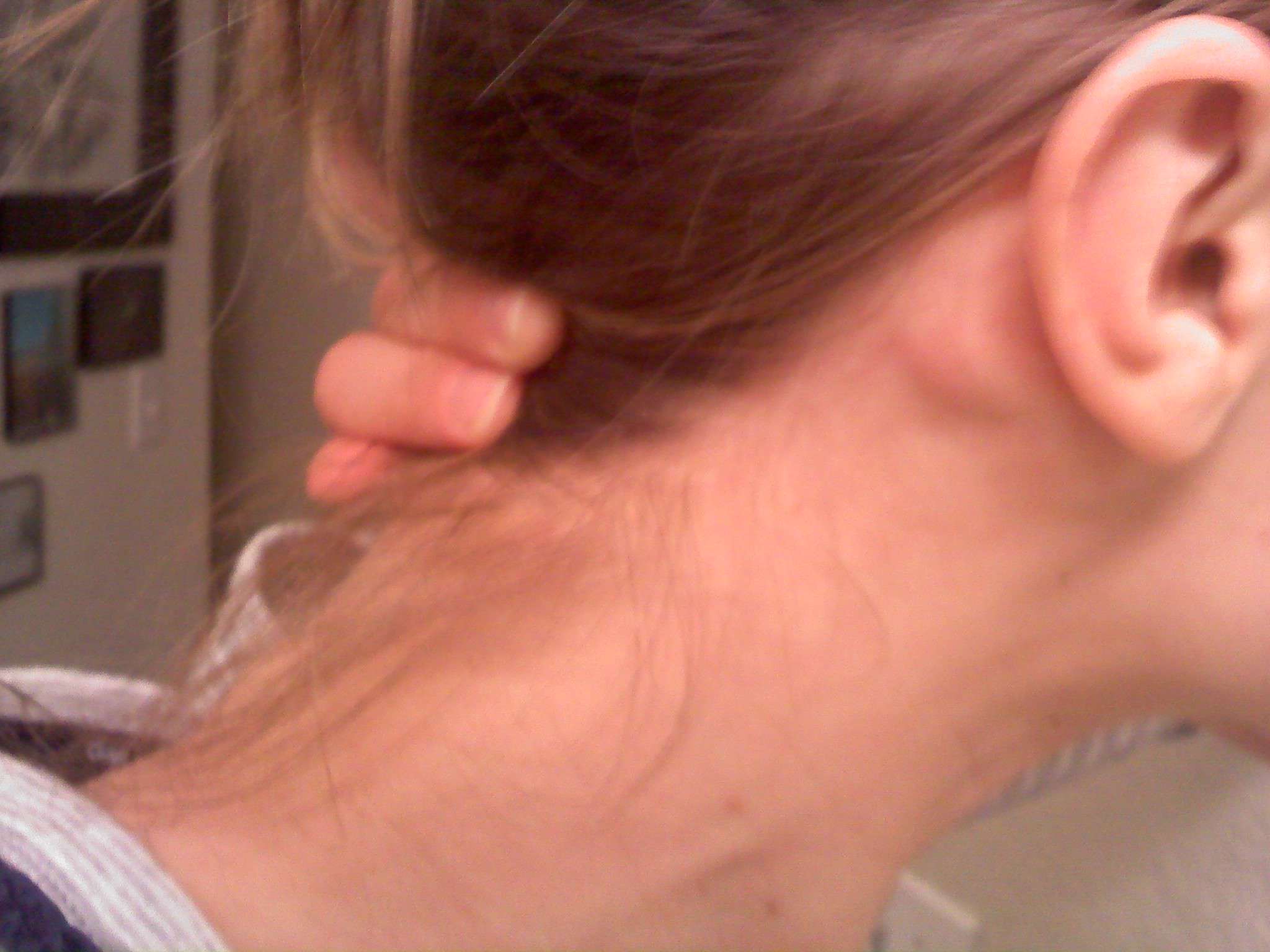 عقد خلف الاذن